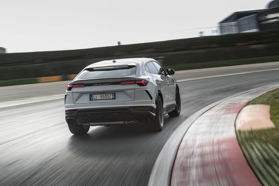  Lamborghini Urus Shiny Black Package 2018 года  (фото 13 из 40)